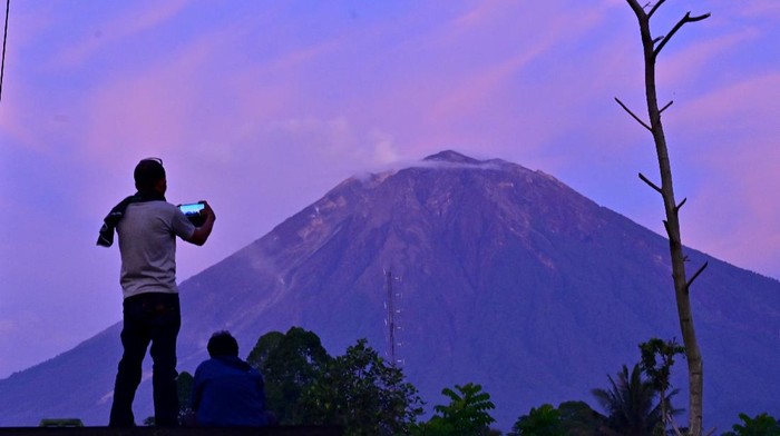 AKTIVITAS GUNUNG SEMERU SIAGA Suasana Gunung Semeru terlihat dari Desa Sumber Mujur, Candipuro, Lumajang, Jawa Timur, Sabtu (18/12/2021). Hasil pengamatan Pusat Vulkanologi dan Mitigasi Bencana Geologi (PVMBG) laporan per 6 jam tanggal 18 desember pukul 00.00 - 06.00 Wib terjadi 5 kali gempa Hembusan dengan amplitudo 2-7 mm, dan lama gempa 30-85 detik.Tingkat aktivitas Gunung Semeru level III (Siaga).ANTARA FOTO/Budi Candra Setya/