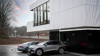 SPKLU Audi juga mampu menyimpan energi hingga 2,45 Mwh dengan memiliki 6 stasiun pengisian daya dengan kapasitas maksimum 300 kW. Koneksi standar SPKLU Audi ini sebesar 400 volt yang berada di bagian bawah dengan bagian atas lounge untuk menunggu. Foto: dok. Audi