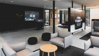 Dengan luas lounge mencapai 200 meter persegi, terdapat banyak tempat duduk yang nyaman serta colokan agar pengunjung bisa bekerja sambil menunggu baterai mobilnya penuh. Foto: dok. Audi