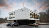 Audi menamakan SPKLU tersebut yakni Audi Charging Hub. Lokasinya sendiri berada di Nuremberg, Jerman, dan merupakan SPKLU pertama milik Audi yang menawarkan exclusive lounge serta beragam fasilitas penunjang lainnya. Foto: dok. Audi