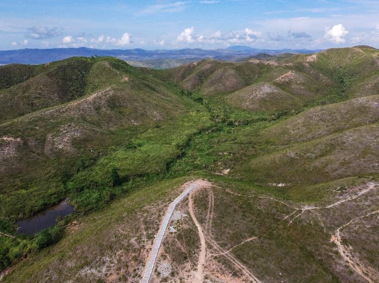 Menikmati Lansekap Perbukitan Tatanggo di Maluku