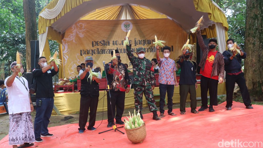 Festival 10 ribu jagung bakar di destinasi wisata Pijar Park, Kudus, Sabtu (18/12/2021).