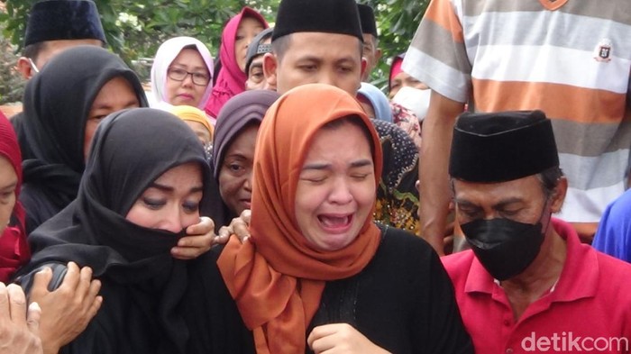 Jenazah Imam S Arifin dimakamkan. Jenazah almarhum dimakamkan di tempat pemakaman umum Beringin di Desa Kalianget Timur, Sumenep.