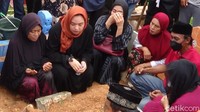 Suasana haru menyelimuti prosesi pemakaman Imam S Arifin di TPU Beringin, Sabtu (18/12/2021).