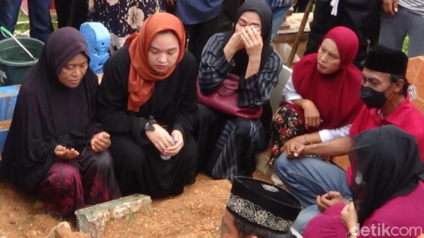 Foto-foto Pemakaman Imam S Arifin di Sumenep