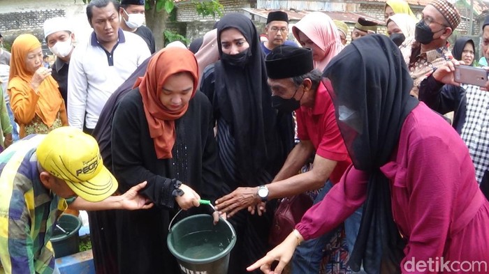 Jenazah Imam S Arifin dimakamkan. Jenazah almarhum dimakamkan di tempat pemakaman umum Beringin di Desa Kalianget Timur, Sumenep.