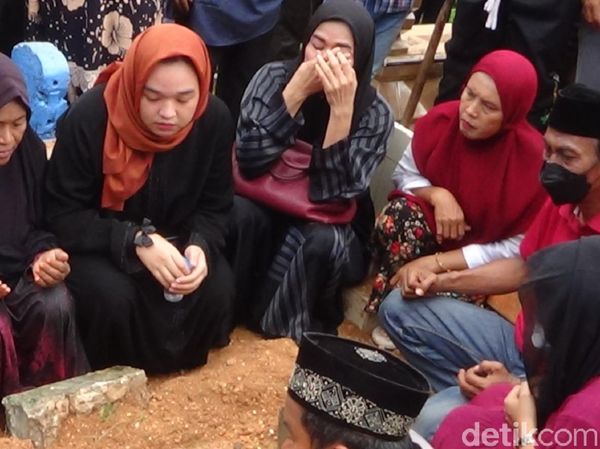 Foto-foto Pemakaman Imam S Arifin di Sumenep