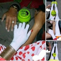 Model krim pemutih yang justru bikin para pembeli jadi takut dan tidak jadi membeli. Bukannya kulit putih bersinar, justru kulit putih pucat yang akan didapat. Foto: twitter.com/@txtdarionlshop