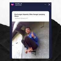 Demi membuktikan bahwa bahannya kokoh, bukan sepeda lagi yang sanggup diangkat. Orang pun sanggup.. berani coba? Foto: twitter.com/@txtdarionlshop