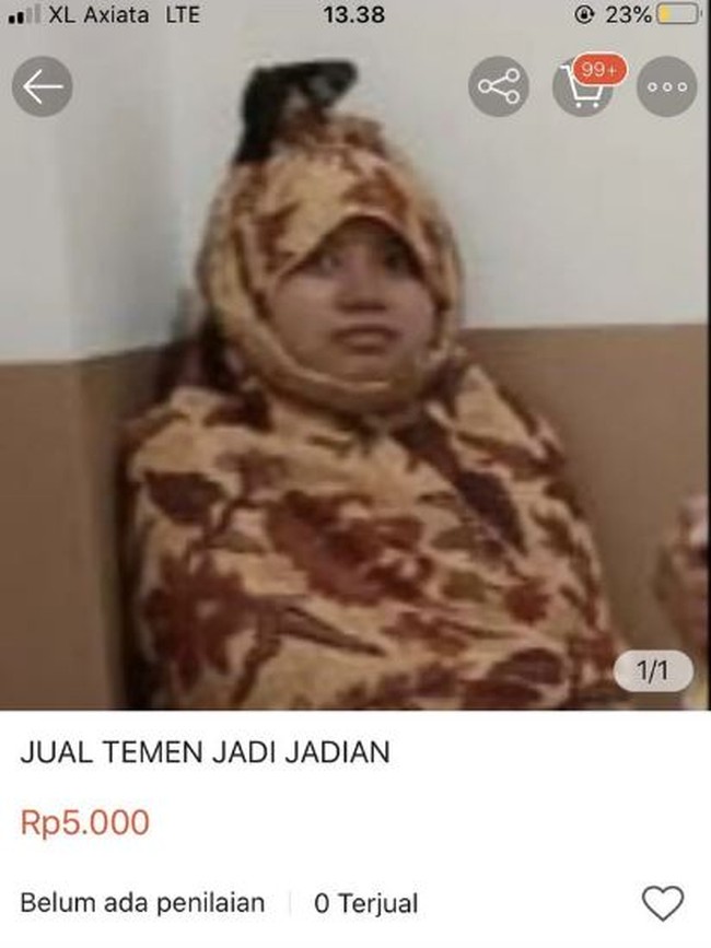 Definisi model dadakan. Kasihan banget mungkin orang yang ada di dalam foto nggak tahu kalau dirinya dijadikan model dadakan sama temannya yang iseng. Foto: twitter.com/@txtdarionlshop