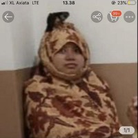 Definisi model dadakan. Kasihan banget mungkin orang yang ada di dalam foto nggak tahu kalau dirinya dijadikan model dadakan sama temannya yang iseng. Foto: twitter.com/@txtdarionlshop