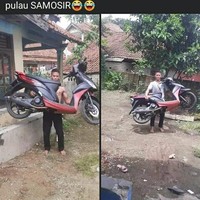 Kalau selama ini kamu melihat model sepeda motor duduk di atas motor saja, maka berbeda dengan yang satu ini. Alih-alih duduk di atas motor, model yang satu ini malah mengangkat motornya. Foto: twitter.com/@txtdarionlshop