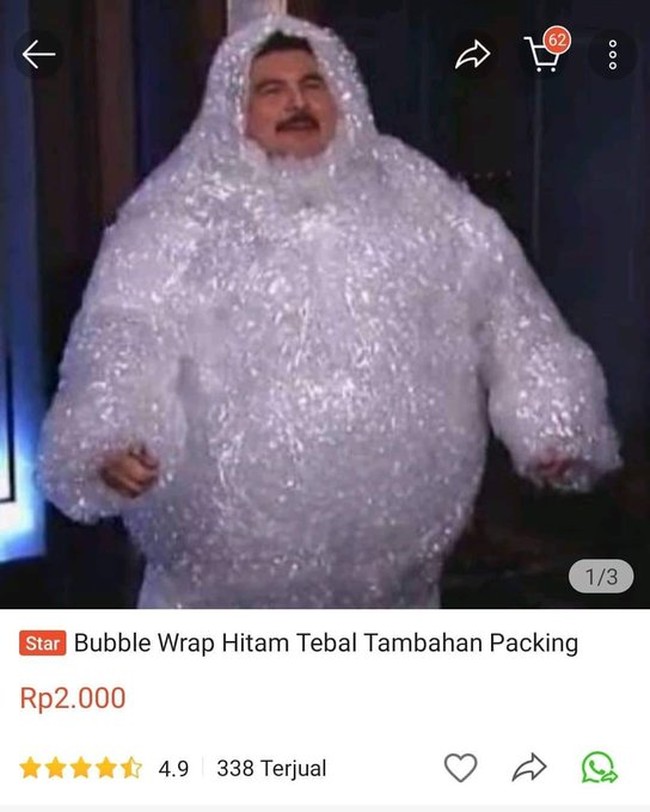 Ketika diminta untuk menjadi model bubble wrap. Bukannya barang yang dibungkus pakai bubble wrap malah orang yang dibungkus pakai bubble wrap. Ada-ada saja deh.. Foto: twitter.com/@txtdarionlshop