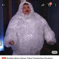 Ketika diminta untuk menjadi model bubble wrap. Bukannya barang yang dibungkus pakai bubble wrap malah orang yang dibungkus pakai bubble wrap. Ada-ada saja deh.. Foto: twitter.com/@txtdarionlshop