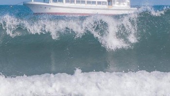 Kapal ini tidak berada di atas ombak. Foto: reddit.com/confusing_perspective