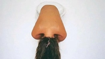 itu bukan hidung dan kumis, melainkan orang yang membungkuk. Foto: reddit.com/confusing_perspective