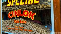Salah satu yang terkenal di Stasiun Pondok Cina adalah cilok dari Cinlok Cah Solo. Bisa disajikan kering maupun berkuah kaldu, harganya mulai dari Rp 5.000. Foto: detikFood