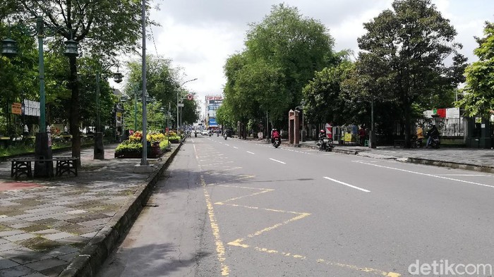 Jalan Diponegoro (Ngarsopuro) depan Pura Mangkunegaran, Solo, Sabtu (18/12/2021).