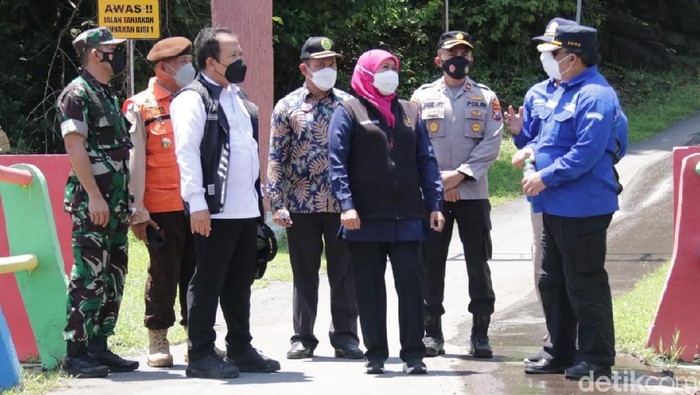khofifah mendatangi lokasi gempa jember