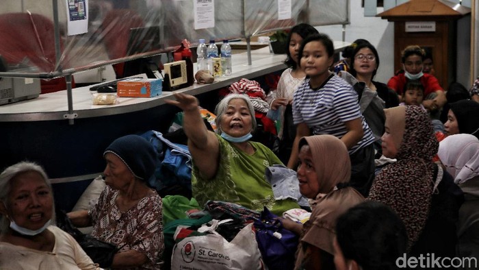 Kantor Kelurahan Cikini, Jakarta, saat ini menjaditempat sementara lokasi pengungsian korban kebakaran Menteng.