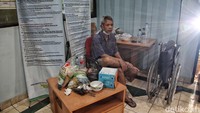 Saat ini mereka membutuhkan makanan, pakaian siap pakai  dan pampers anak.
