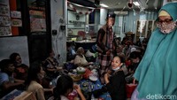 Begini suasana para pengungsi yang menempati Kantor Kelurahan Cikini, Jakarta, Sabtu (18/12/2021).