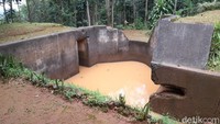 Bangunan benteng ketiga, saat ini tampak tergenang air lantaran kerap diguyur hujan. Disana terdapat sebuah ruang terbuka seperti parit dan sebuah lorong dengan jendela kecilnya. Jendela kecil itu seperti tempat untuk membidik musuh.  