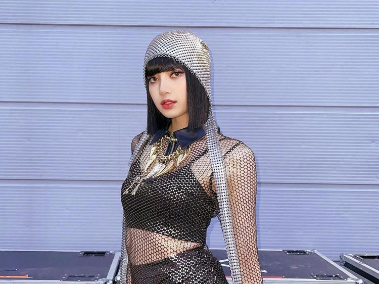 8 Gaya Terseksi Lisa BLACKPINK di 2021, Saat Debut Solo Hingga Terbang ke LA