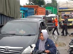 Sudah 17 Jam Macet Parah di Jalinsum Arah Kisaran Belum Tuntas