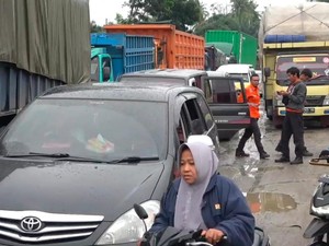Sudah 17 Jam Macet Parah di Jalinsum Arah Kisaran Belum Tuntas