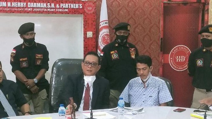 Marjani (baju putih) dan kuasa hukumnya, Herry Darman, di Semarang, Sabtu (18/12/2021).