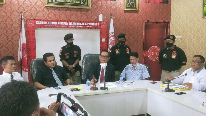 Marjani, tersangka pencurian ikan yang dibacok Mbah Minto bersama pengacara, Semarang, Sabtu (18/12/2021).