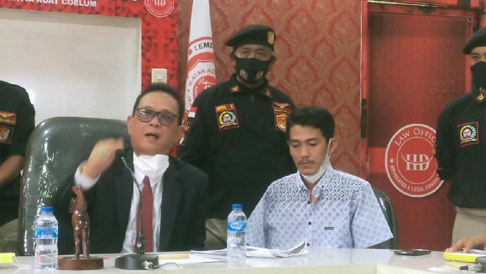 Marjani, tersangka pencurian ikan yang dibacok Mbah Minto bersama pengacara, Semarang, Sabtu (18/12/2021).