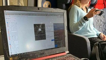 Entah apa yang dilakukan pengguna hingga laptopnya seperti ini. Foto: Reddit via Bored Panda