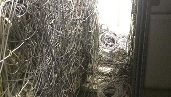 Kira-kira butuh berapa lama merapihkan kabel ini?  Foto: Reddit via Bored Panda