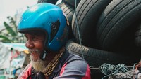 Ban bekas tersebut ia jual ke para pembelinya dengan harga yang terhitung murah.