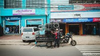 Namun sejak beberapa tahun terakhir ia sudah beralih menggunakan sepeda motor roda tiga untuk mengumpulkan ban-ban tersebut.