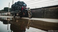 Ia biasanya hanya mengambil ban bekas tersebut di seputaran wilayah Jakarta Pusat. 