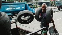 Meski pekerjaan yang ia lakukan ini bisa dibilang sederhana, namun sangat berdampak positif untuk lingkungan karena mengurangi limbah ban bekas.