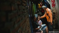 Pak Arek tinggal di kontrakan berukuran sekitar 3-6 meter yang ia sewa bersama keluarganya di kawasan Tanah Abang. 