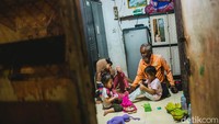 Pak Arek memiliki 4 orang anak dan 11 cucu.