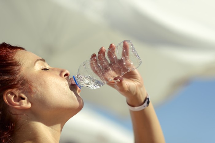 Rasulullah SAW Melarang Minum Air Langsung dari Wadah, Ini Maksudnya