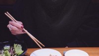 Kobe night, tulis aktris 29 tahun ini saat ingin melahap daging kobe di Jepang. Eits! Jangan salah fokus sama kecantikan Nay ya! Foto: Instagram @naymirdad
