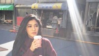 Menikmati kopi juga bisa sambil gaya. Ini pose Nay di pagi hari saat hendak menyeruput kopi di Tokyo. Foto: Instagram @naymirdad