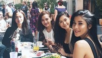 Kali ini Nay menikmati waktu bersama kerabatnya di Paris. Saat nongkrong di kafe, nggak lupa wefie! Cantik-cantik ya? Foto: Instagram @naymirdad