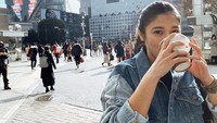 Tepat di tahun 2019, Nay sempat kembali berlibur ke Jepang. Sambil menikmati kopinya, ia mengatakan bahwa Jepang tak pernah membuatnya bosan. Foto: Instagram @naymirdad