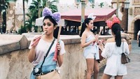 Sepertinya Nay suka liburan ke Jepang ya. Ini pose imutnya melahap churros saat menyambangi Tokyo Disney Sea. Foto: Instagram @naymirdad