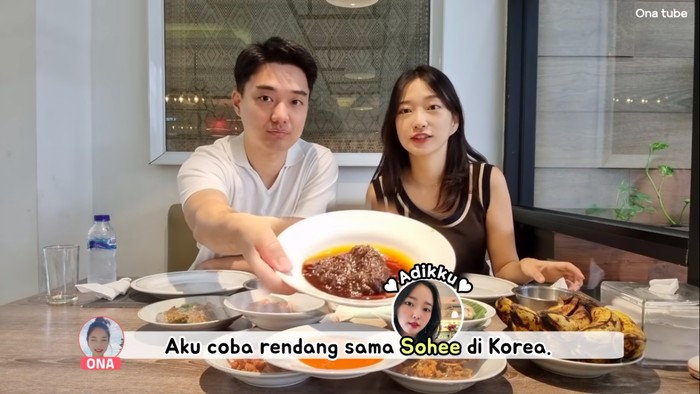 Ini Reaksi Pasangan Korea Saat Pertama Kali Makan Nasi Padang Pakai Tangan