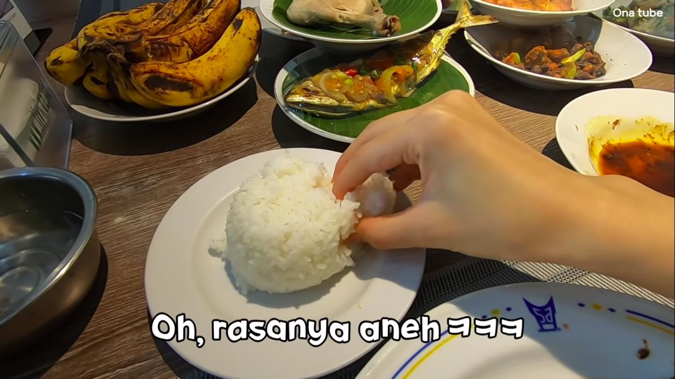 Ini Reaksi Pasangan Korea Saat Pertama Kali Makan Nasi Padang Pakai Tangan
