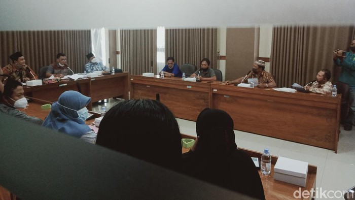 Pedagang Pasar Manyaran, Kecamatan Cawas dan Pasar Sidoarjo, Kecamatan Bayat, Klaten, datangi DPRD Klaten, Sabtu (18/12/2021).